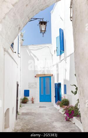 Aperçu d'Ostuni, Pouilles, Italie. L'architecture typique de la ville avec des murs blancs et volets bleus. Banque D'Images