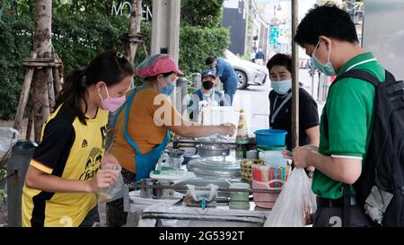 Acheteur et vendeur monnaie authentique changer de mains Klong Toey Market BangkokThailand l'économie de la vente de nourriture les gens achetant le déjeuner Rama 4 intersection Banque D'Images