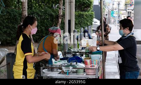 Acheteur et vendeur monnaie authentique changer de mains Klong Toey Market BangkokThailand l'économie de la vente de nourriture les gens achetant le déjeuner Rama 4 intersection Banque D'Images