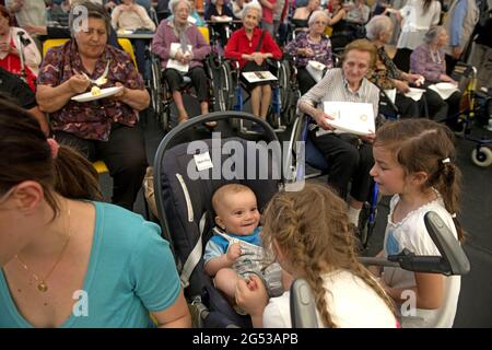 Fête d'anniversaire pour les personnes âgées de plus de 100 ans, à Civitas Vitae, une résidence pour personnes âgées, à Padoue, en Italie Banque D'Images