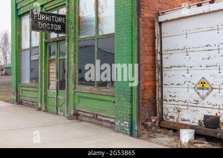 Bâtiment abandonné sur une rue principale, panneau de médecin de meubles au-dessus de la porte d'entrée, atelier de réparation Banque D'Images