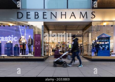 Les acheteurs retournent à Debenhams, Oxford Street, le lendemain de l'annonce de la fermeture du magasin avec: Atmosphere, Debenhams où: Londres, Royaume-Uni quand: 02 déc 2020 crédit: Phil Lewis/WENN Banque D'Images