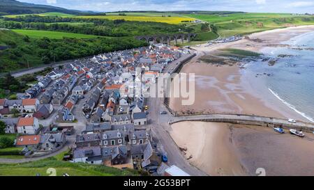 Vue aérienne du drone de Cullen sur la côte de Moray Firth à Moray, en Écosse, au Royaume-Uni Banque D'Images