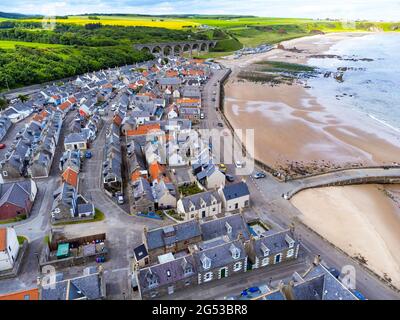 Vue aérienne du drone de Cullen sur la côte de Moray Firth à Moray, en Écosse, au Royaume-Uni Banque D'Images