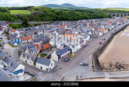 Vue aérienne du drone de Cullen sur la côte de Moray Firth à Moray, en Écosse, au Royaume-Uni Banque D'Images