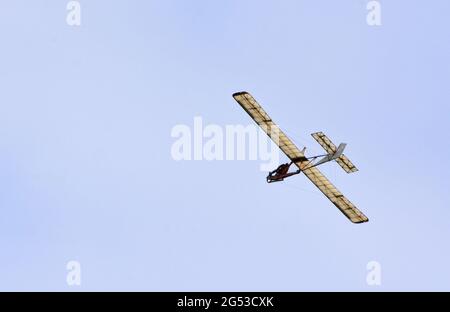 Vintage Schneider Glider dans le ciel bleu de vol et les nuages. Banque D'Images