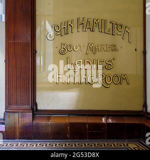 Central Arcade à Newcastle a été construit en 1906. La somptueuse arcade édouardienne est somptueusement décorée de carreaux Art Nouveau faïence aux couleurs richement vives. Banque D'Images
