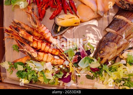 Assortiment de fruits de mer, sur plateau en bois. Buffet de poissons à l'hôtel. Un régal festif. Cuisine traditionnelle. Repos et déplacement. Banque D'Images