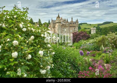 De magnifiques massifs fleuris dans le jardin clos d'Abbotsford House, aux frontières écossaises, le jour d'été. Banque D'Images