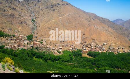 Village de l'ARMD au milieu des montagnes de l'atlas au Maroc Banque D'Images