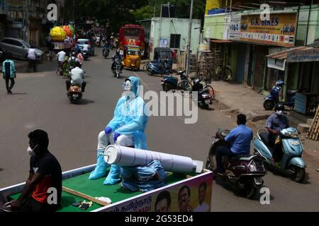 Chennai, Tamil Nadu, Inde. 25 juin 2021. Des membres d'une organisation non gouvernementale ont vu porter un mannequin avec un équipement de protection individuelle (EPI) sur un pousse-pousse à vélo au cours d'une campagne de sensibilisation contre la propagation du coronavirus Covid-19 dans une rue de Chennai. Crédit : Sri Loganathan/ZUMA Wire/Alay Live News Banque D'Images