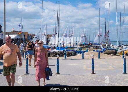 Des dinghies de voile sur la plage en face du Whitstable Yacht Club. Les gens à l'extérieur et sur le plaisir de profiter d'une chaude journée d'été au bord de la mer. Kent, Angleterre, Royaume-Uni Banque D'Images