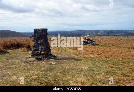 Le point de la Trig de pierre et pile de pierres (Cairn) sur le sommet du parc national de Lake District de Wainwright 'Fellbarrow', Cumbria, Angleterre, Royaume-Uni. Banque D'Images