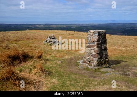 Le point de la Trig de pierre et pile de pierres (Cairn) sur le sommet du parc national de Lake District de Wainwright 'Fellbarrow', Cumbria, Angleterre, Royaume-Uni. Banque D'Images