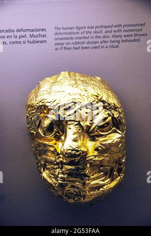 Masque d'or au Museo del Oro (Musée de l'or), Bogota, Colombie Banque D'Images