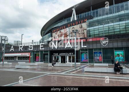 Londres, Royaume-Uni. 25 juin 2021. Les gens font la queue pour recevoir une première dose du vaccin Pfizer dans une clinique de vaccination de masse en relief, le stade Arsenal, dans le cadre d’un événement « Gunner Get Jabbed » organisé par le Conseil d’Islington, la fédération locale des médecins généralistes et le club de football. Le NHS fait également la promotion ce week-end d'un certain nombre de cliniques sans rendez-vous dans la capitale pour tenter d'augmenter le nombre de plus de 18 personnes recevant un jab, car les cas de la variante Delta sont en hausse. Credit: Stephen Chung / Alamy Live News Banque D'Images