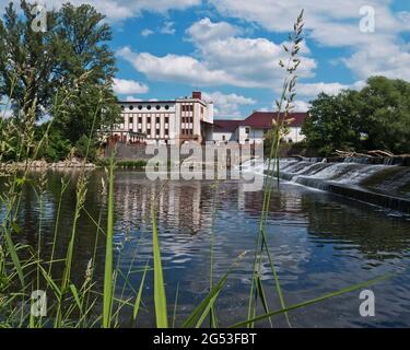 Ancien moulin à eau sur la rive de la rivière Banque D'Images