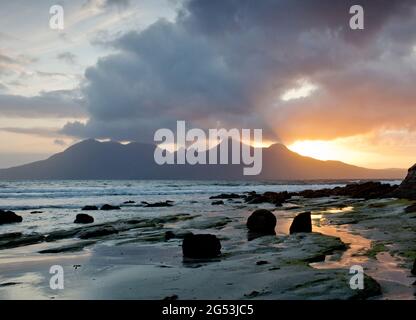 Île de Rum depuis la baie de LAIG, Eigg, Hébrides intérieures, Écosse Banque D'Images