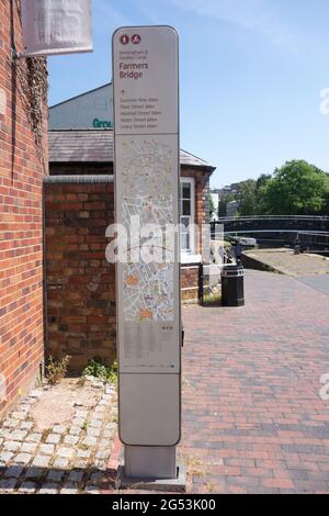 Le point de passage du centre-ville se trouve sur le côté canalside de Birmingham, au Royaume-Uni, et donne des indications vers différents endroits. Banque D'Images