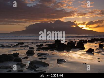 Île de Rum depuis la baie de LAIG, Eigg, Hébrides intérieures, Écosse Banque D'Images