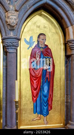 Icône de St David ou Dewi Sant dans une niche du sanctuaire de St David dans la cathédrale St David Pembrokeshire South Wales UK Banque D'Images