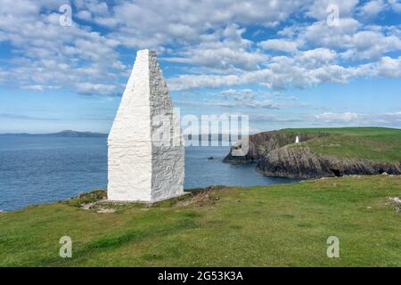 Obelisks peints en blanc marquant l'entrée du port de Portgain sur la côte nord de Pembrokeshire au Royaume-Uni Banque D'Images