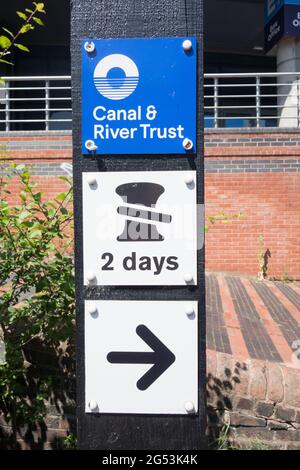 Canal and River Trust amarre signe à Birmingham Royaume-Uni qui informe les bateaux qu'ils peuvent rester pour deux jours seulement. Banque D'Images