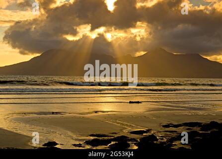 Île de Rum depuis la baie de LAIG, Eigg, Hébrides intérieures, Écosse Banque D'Images