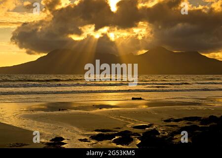 Île de Rum depuis la baie de LAIG, Eigg, Hébrides intérieures, Écosse Banque D'Images