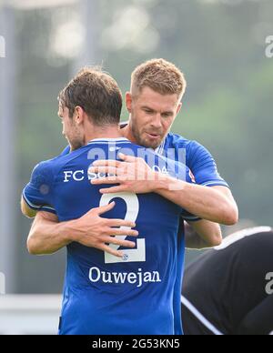 Jubilation GE goalschuetze Simon Terodde r. (GE) avec Thomas OUWEJAN (GE), match de football, FC Schalke 04 (GE) - PSV Wesel-Lackhausen, le 23 juin 2021 à Gelsenkirchen / Allemagne. Â Banque D'Images