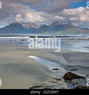 Île de Rum depuis la baie de LAIG, Eigg, Hébrides intérieures, Écosse Banque D'Images