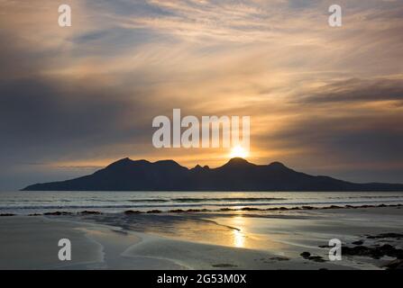 Île de Rum depuis la baie de LAIG, Eigg, Hébrides intérieures, Écosse Banque D'Images