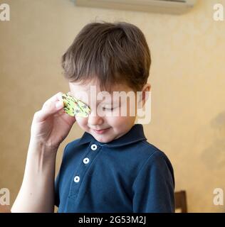 Petit garçon avec okluder sur l'oeil. Banque D'Images