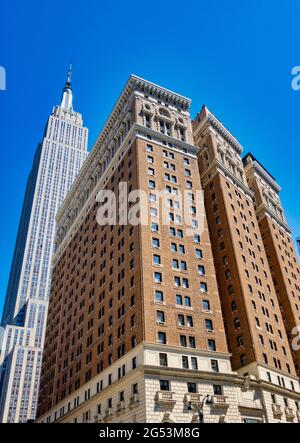 Herald Towers (anciennement Hôtel McAlpin) et de l'Empire State Building, Broadway et 34th Street, NYC Banque D'Images