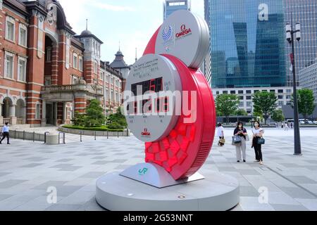 Tokyo, Japon. 24 juin 2021. Le compte à rebours des Jeux Olympiques de Tokyo 2020 affiche 29 jours avant la cérémonie d'ouverture des Jeux Olympiques de Tokyo 2020 devant la gare de Tokyo. Crédit : SOPA Images Limited/Alamy Live News Banque D'Images