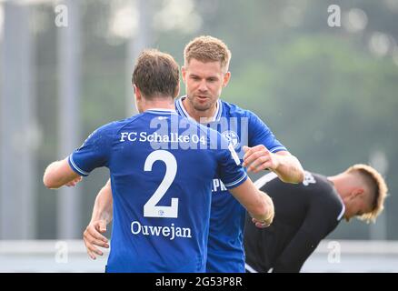 Jubilation GE goalschuetze Simon Terodde r. (GE) avec Thomas OUWEJAN (GE), match de football, FC Schalke 04 (GE) - PSV Wesel-Lackhausen, le 23 juin 2021 à Gelsenkirchen/Allemagne. Â Banque D'Images