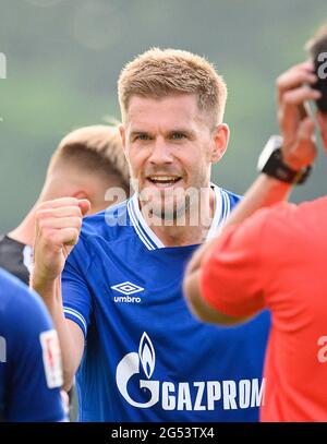 Simon TERODDE (GE) Gesture, Gesture, match d'essai de football, FC Schalke 04 (GE) - PSV Wesel-Lackhausen, 8: 0 le 23 juin 2021 à Gelsenkirchen/Allemagne. Â Banque D'Images