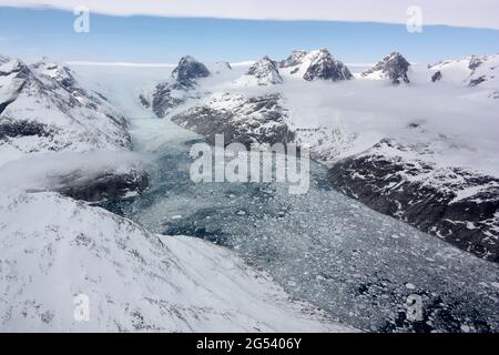 GROENLAND - 25 avril 2012 - un glacier dans le sud du Groenland qui traverse une longue et étroite vallée - un fjord - sculpté par le mouvement de la glace. Où Banque D'Images