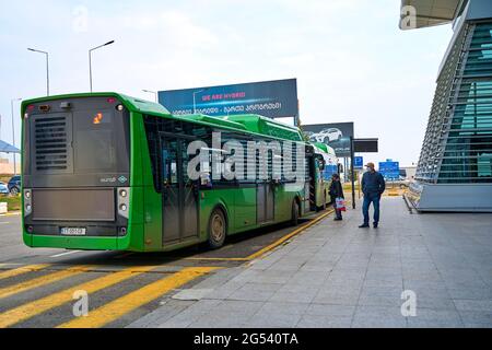 Navette aéroport pour Tbilissi. Le bus prend les passagers à l'arrêt de bus de l'aéroport. Banque D'Images