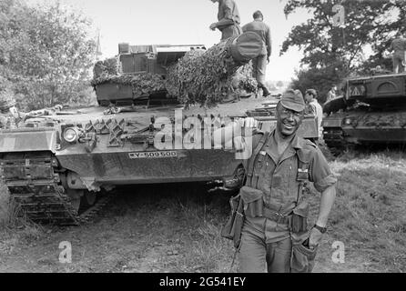 - exercice militaire franco-allemand en Bavière, soldat français devant un char Leopard 2 de l'armée allemande, septembre 1987 - Esercitazione militare bilatérale franco-tedesca à Baviera, militare francese davanti ad un carro armato Leopard 2 dell'esercito tedesco, Settembre 1987 Banque D'Images