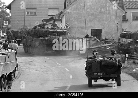 - exercice militaire bilatéral franco-allemand en Bavière, char allemand Leopard 2 dans un village, septembre 1987 - Esercitazione militarre bilatérale franco-tedesca à Baviera, carro armato tedesco Leopard 2 à un villaggio, Settembre 1987 Banque D'Images