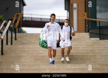 Le Novak Djokovic de Serbie se dirige vers les courts pour une séance d'entraînement au All England Lawn tennis and Croquet Club. Date de la photo: Vendredi 25 juin 2021. Banque D'Images