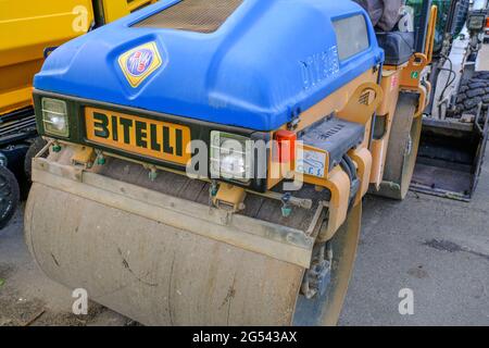 Mai 2021 Parme, Italie: Machine à laver à l'asphalte bleu Bitelli garée sur d'autres machines industrielles lourdes Banque D'Images