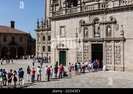 Saint-Jacques-de-Compostelle, Espagne; 25 juin 2021: Touristes et pèlerins attendant en file d'attente pour entrer dans la porte Sainte de la Cathédrale de Saint-Jacques-de-Compostelle Banque D'Images