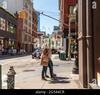 New York, États-Unis. 24 juin 2021. Shoppers dans le quartier de Soho à New York le jeudi 24 juin 2021. (Âphoto de Richard B. Levine) crédit: SIPA USA/Alay Live News Banque D'Images