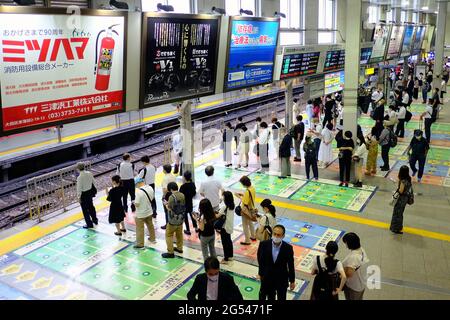 Tokyo, Japon. 24 juin 2021. Les passagers portant un masque facial par mesure de précaution contre la propagation du covid-19 ont été vus en attente à la gare Shinagawa. (Photo de James Matsumoto/SOPA Images/Sipa USA) crédit: SIPA USA/Alay Live News Banque D'Images