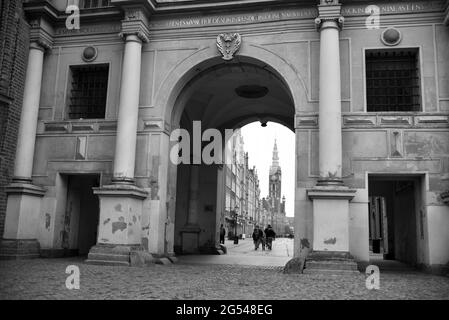 Vue sur l'hôtel de ville de Gdansk, vue par le Golden Gate, Gdansk, Pologne Banque D'Images