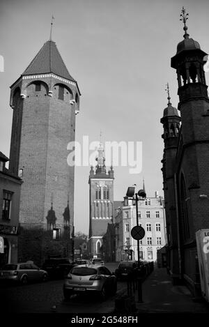 Vue sur la rue Panska, Hala Targowa sur la droite, Tour Jacek sur la gauche, vue sur l'église Sainte-Catherine, Gdansk, Pologne Banque D'Images