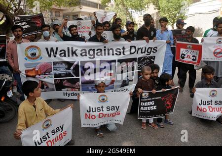 Les participants organisent une marche de sensibilisation contre la drogue et la demande pour rendre la ville sans drogue organisée par Hyderabad Youth Alliance, au club de presse d'Hyderabad le vendredi 25 juin 2021. Banque D'Images