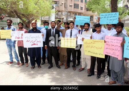 Des étudiants de l'Association étudiante en droit de Sindh tiennent une manifestation contre l'augmentation des frais, au club de presse de Hyderabad le vendredi 25 juin 2021. Banque D'Images